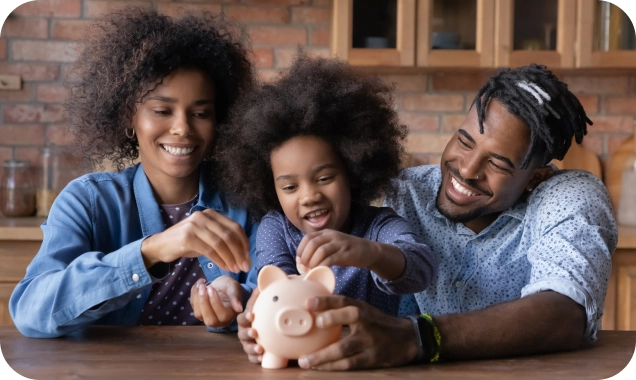 pai, mãe e filha inserindo moedas em um cofre de porquinho