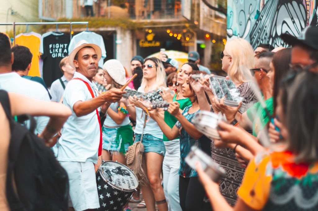 Os blocos de carnaval ainda estão na rua. Você vai pular com qual?